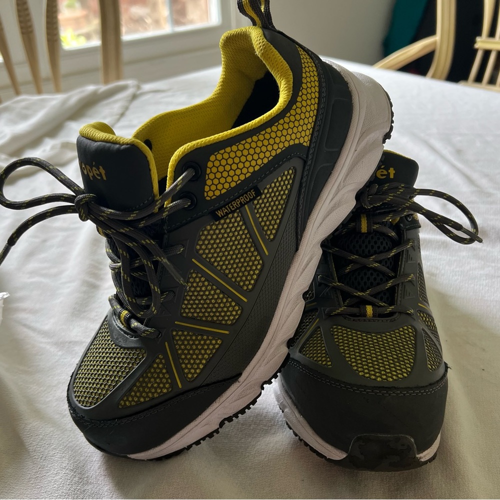 Mens Propét waterproof steel toe winter  slip resistant sneakers. Size 7.